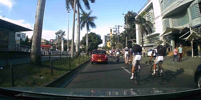 [Video] ¡Mal ejemplo! ciclistas de la selección Colombia por poco atropellan a peatones
