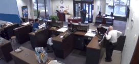 En cámaras quedó registrada la valiente y rápida reacción del guardia de seguridad de un banco