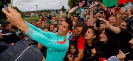 Cristiano Ronaldo empuja a un fan