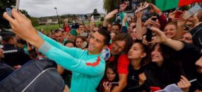 Cristiano Ronaldo empuja a un fan